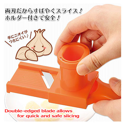Garlic slicer. Quickly slice with double-edged blades. You can also grate condiments using the back side. made in Japan