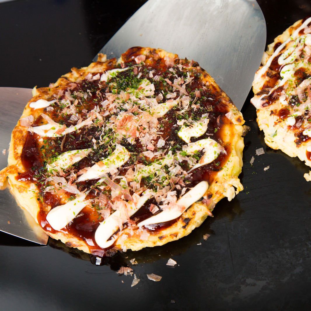 Finishing and serving okonomiyaki