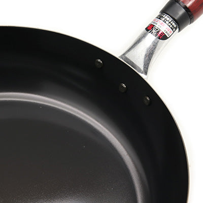 Iron Frying Pan Ajitatsujin 26cm – Silicone Coating, No Pre-Seasoning Required, Wooden Handle, Gas &amp; IH Compatible　Made in Japan